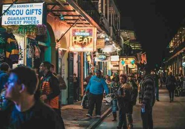 新晋网红为何频上热搜？合约纠纷成为焦点，负面新闻不断发酵